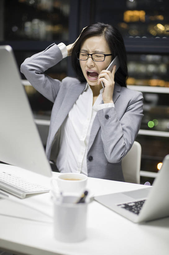 东方人,成年人,一个人,商务人士,商务女性,办公室,打电话,竖图,室内,夜晚,正面,商务,笔记本电脑,显示器,键盘,互联网,技术,窗户,桌子,城市,杯子,手机,北京,中国,亚洲,仅一个年轻女性,仅一个女性,仅一个人,连接,握,套装,正装,生气,工作,眼镜,办公用品,联系,听,大喊,输入设备,通讯设备,现代,张嘴,职业,疲倦,皱眉,抓,办公大楼,压力,握着,摄影,生活方式,悲伤,照亮,疲劳,加班,伤心,难过,疲惫,企业,公司,忧虑,消极,通信设备,问题,情绪,困乏,张大嘴巴,智能手机,东亚,疲乏,挫败,悲哀,委顿,疲困,疲顿,疲钝,倦怠,怠倦,无线电技术,哀痛,悲戚,悲痛,电脑键盘,计算机,年轻女性,女人,女性,亚洲人,中国人,年轻人,白领,玻璃杯,张开嘴,闭着眼睛,沟通,说话,坐着,半身,彩图,办公室职员,开领,bj175