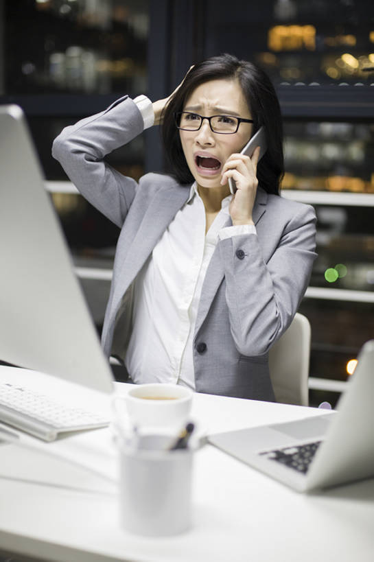 东方人,成年人,一个人,商务人士,商务女性,办公室,打电话,竖图,室内,夜晚,正面,商务,笔记本电脑,显示器,键盘,互联网,技术,窗户,桌子,城市,杯子,手机,北京,中国,亚洲,仅一个年轻女性,仅一个女性,仅一个人,连接,握,套装,正装,生气,工作,眼镜,办公用品,联系,听,大喊,输入设备,通讯设备,现代,张嘴,职业,疲倦,皱眉,抓,办公大楼,压力,握着,摄影,生活方式,悲伤,照亮,疲劳,加班,伤心,难过,疲惫,企业,公司,忧虑,消极,通信设备,问题,情绪,困乏,张大嘴巴,智能手机,东亚,疲乏,挫败,悲哀,委顿,疲困,疲顿,疲钝,倦怠,怠倦,无线电技术,哀痛,悲戚,悲痛,震惊,电脑键盘,计算机,年轻女性,女人,女性,亚洲人,中国人,年轻人,白领,玻璃杯,张开嘴,沟通,说话,坐着,半身,彩图,办公室职员,开领,bj175