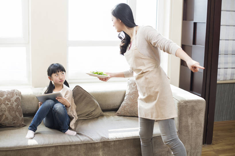 东方人,儿童,成年人,两个人,家庭,父母,母亲,女儿,家,客厅,站,横图,室内,白天,正面,吃饭,午餐,纯洁,电脑,笔记本电脑,技术,窗户,家具,沙发,城市,建筑,北京,中国,亚洲,握,生气,冲突,网络,围裙,房屋,公寓,美味,食品,饮品,玩,休闲装,通讯设备,现代,饮食,餐饮,食物,饮料,小孩,盘子,中国菜,手势,站着,休闲,温暖,温馨,母女,一家人,面对面,可爱,童年,童趣,握着,责备,摄影,生长,生活方式,悲伤,和睦,无线,起居室,指着,住房,伤心,难过,上瘾,关爱,可口,房地产,通信设备,问题,无线网络,逆光,无线上网,便携式电脑,童真,平板电脑,东亚,烂漫,无邪,悲哀,软垫,无线电技术,哀痛,悲戚,悲痛,适口,叛逆,认真,天真,手提电脑,男孩,男人,男性,年轻女性,女孩,女人,女性,亚洲人,中国人,孩子,年轻人,沟通,说话,站立,坐着,彩图,全身,融洽,男生,居住区,打手势,家常菜,bj175