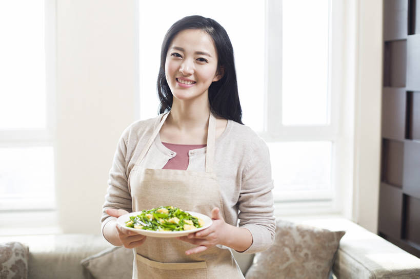 东方人,成年人,一个人,家庭,家庭主妇,家,客厅,笑,微笑,露齿笑,横图,室内,白天,正面,吃饭,午餐,快乐,幸福,信心,窗户,家具,沙发,城市,建筑,北京,中国,亚洲,仅一个年轻女性,仅一个女性,仅一个人,握,围裙,房屋,公寓,美味,食品,饮品,注视,休闲装,现代,饮食,餐饮,食物,饮料,盘子,中国菜,观察,看,站着,休闲,温暖,温馨,一家人,服务,握着,摄影,介绍,生活方式,观看,和睦,察看,起居室,住房,享乐,关注,可口,房地产,肖像,出示,逆光,东亚,健康食物,软垫,适口,年轻女性,女人,女性,亚洲人,中国人,年轻人,半身,彩图,欢乐,融洽,居住区,家常菜,bj175