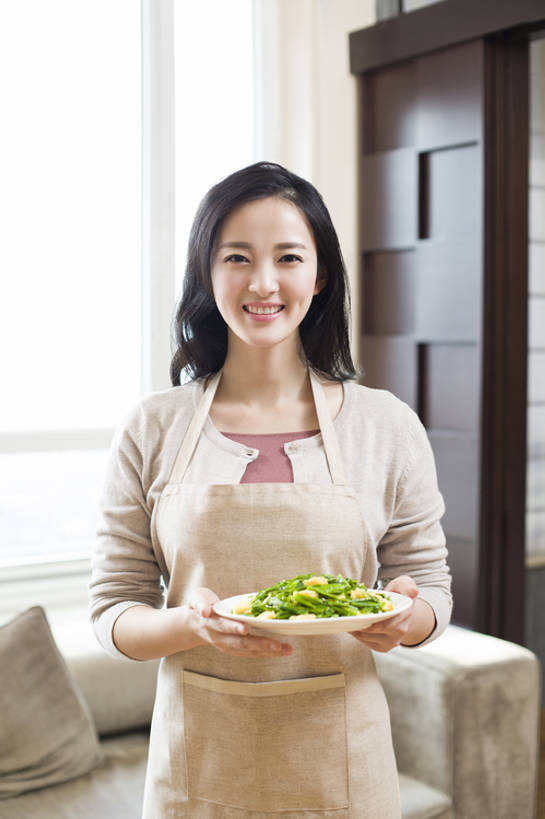 东方人,成年人,一个人,家庭,家庭主妇,家,客厅,笑,微笑,露齿笑,竖图,室内,白天,正面,吃饭,午餐,快乐,幸福,信心,窗户,家具,沙发,城市,建筑,北京,中国,亚洲,仅一个年轻女性,仅一个女性,仅一个人,握,围裙,房屋,公寓,美味,食品,饮品,注视,休闲装,现代,饮食,餐饮,食物,饮料,盘子,中国菜,观察,看,站着,休闲,温暖,温馨,一家人,服务,握着,摄影,介绍,生活方式,观看,和睦,察看,起居室,住房,享乐,关注,可口,房地产,肖像,出示,逆光,东亚,健康食物,软垫,适口,年轻女性,女人,女性,亚洲人,中国人,年轻人,彩图,欢乐,融洽,居住区,家常菜,bj175