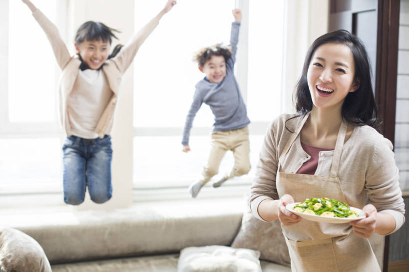 东方人,儿童,成年人,三个人,四个人,家庭,夫妻,父母,母亲,父亲,女儿,儿子,兄弟,姐妹,家庭主妇,家,客厅,站,跳,举,笑,微笑,露齿笑,横图,室内,白天,正面,爱情,吃饭,午餐,快乐,兴奋,幸福,纯洁,信心,窗户,家具,沙发,城市,建筑,北京,中国,亚洲,握,欢呼,围裙,房屋,公寓,美味,食品,饮品,半空,浪漫,玩,注视,休闲装,现代,饮食,餐饮,刺激,食物,饮料,小孩,盘子,中国菜,观察,看,托,站着,张嘴,休闲,温暖,温馨,父子,母子,一家人,恩爱,父爱,活力,可爱,母爱,亲密,童年,童趣,服务,握着,恋人,摄影,介绍,生长,生活方式,观看,和睦,察看,起居室,住房,享乐,关注,可口,亲情,房地产,出示,逆光,张大嘴巴,童真,东亚,烂漫,无邪,健康食物,陪同,软垫,适口,陪伴,无忧无虑,天真,男孩,男人,男性,年轻男性,年轻女性,女孩,女人,女性,亚洲人,中国人,孩子,年轻人,夫妇,情侣,张开嘴,举起,举手,举着,向上举,向上伸,向上托,站立,张开手臂,半身,彩图,欢乐,伴侣,融洽,男生,居住区,家常菜,伴随,bj175