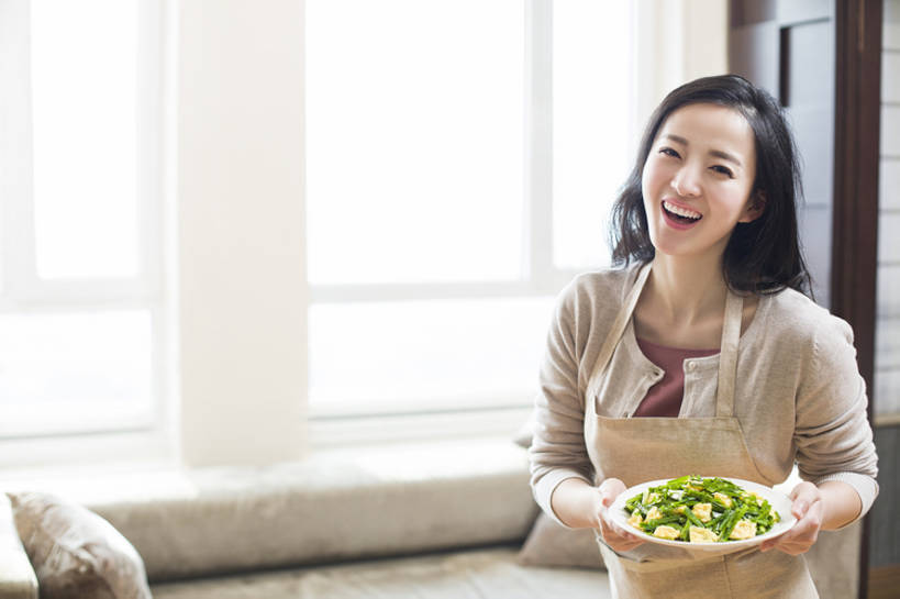 东方人,成年人,一个人,家庭,家庭主妇,家,客厅,笑,微笑,露齿笑,横图,室内,白天,正面,吃饭,午餐,快乐,幸福,信心,窗户,家具,沙发,城市,建筑,北京,中国,亚洲,仅一个年轻女性,仅一个女性,仅一个人,握,围裙,房屋,公寓,美味,食品,饮品,注视,休闲装,现代,饮食,餐饮,食物,饮料,盘子,中国菜,观察,看,站着,休闲,温暖,温馨,一家人,服务,握着,摄影,介绍,生活方式,观看,和睦,察看,起居室,住房,享乐,关注,可口,房地产,肖像,出示,逆光,东亚,健康食物,软垫,适口,年轻女性,女人,女性,亚洲人,中国人,年轻人,半身,彩图,欢乐,融洽,居住区,家常菜,bj175