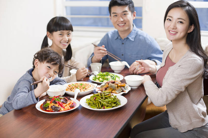 东方人,儿童,成年人,四个人,家庭,夫妻,丈夫,妻子,父母,母亲,父亲,女儿,儿子,兄弟,姐妹,家,客厅,站,笑,吃,微笑,露齿笑,横图,室内,白天,正面,爱情,吃饭,午餐,快乐,幸福,纯洁,餐桌,窗户,家具,筷子,桌子,城市,建筑,北京,中国,亚洲,连接,握,饭厅,房屋,公寓,美味,食品,饮品,浪漫,注视,休闲装,稻,现代,饮食,餐饮,食物,饮料,小孩,盘子,碗,中国菜,观察,看,站着,休闲,温暖,温馨,父子,母子,一家人,恩爱,父爱,可爱,母爱,亲密,童年,童趣,握着,恋人,摄影,生长,生活方式,观看,和睦,察看,起居室,住房,享乐,关爱,关注,可口,亲情,房地产,童真,东亚,烂漫,无邪,健康食物,陪同,适口,陪伴,无忧无虑,天真,男孩,男人,男性,年轻男性,年轻女性,女孩,女人,女性,亚洲人,中国人,孩子,年轻人,夫妇,情侣,全家福,站立,坐着,半身,彩图,欢乐,伴侣,融洽,男生,居住区,家常菜,伴随,bj175