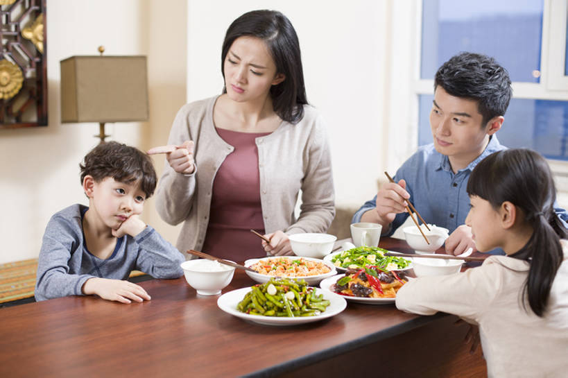 东方人,儿童,成年人,四个人,家庭,夫妻,丈夫,妻子,父母,母亲,父亲,女儿,儿子,兄弟,姐妹,家,客厅,站,吃,横图,室内,白天,正面,爱情,吃饭,午餐,纯洁,餐桌,窗户,家具,筷子,桌子,城市,建筑,北京,中国,亚洲,撑,连接,握,生气,冲突,木制,饭厅,房屋,公寓,美味,食品,饮品,浪漫,托腮,休闲装,稻,现代,饮食,餐饮,食物,饮料,小孩,盘子,碗,中国菜,手势,托,站着,休闲,温暖,温馨,父子,母子,一家人,恩爱,父爱,可爱,母爱,亲密,童年,童趣,握着,责备,恋人,摄影,生长,生活方式,悲伤,和睦,起居室,指着,住房,伤心,难过,关爱,可口,托下巴,亲情,房地产,问题,童真,东亚,烂漫,无邪,健康食物,陪同,悲哀,哀痛,悲戚,悲痛,谢绝,适口,陪伴,叛逆,认真,天真,男孩,男人,男性,年轻男性,年轻女性,女孩,女人,女性,亚洲人,中国人,孩子,年轻人,夫妇,情侣,说话,站立,坐着,半身,彩图,伴侣,融洽,男生,居住区,打手势,家常菜,闷闷不乐,伴随,bj175