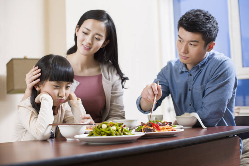 东方人,儿童,成年人,三个人,家庭,丈夫,妻子,父母,母亲,父亲,女儿,家,客厅,站,笑,吃,微笑,露齿笑,横图,室内,白天,正面,吃饭,午餐,纯洁,餐桌,窗户,家具,筷子,桌子,城市,建筑,椅子,北京,中国,亚洲,撑,生气,木制,饭厅,房屋,公寓,美味,食品,饮品,托腮,休闲装,稻,现代,饮食,餐饮,食物,饮料,小孩,盘子,碗,中国菜,托,站着,休闲,温暖,温馨,一家人,撅嘴,可爱,亲密,童年,童趣,摄影,生长,生活方式,悲伤,和睦,起居室,住房,伤心,难过,关爱,可口,托下巴,亲情,房地产,问题,童真,东亚,烂漫,无邪,健康食物,陪同,悲哀,哀痛,悲戚,悲痛,谢绝,适口,陪伴,叛逆,劝说,认真,天真,男孩,男人,男性,年轻男性,年轻女性,女孩,女人,女性,亚洲人,中国人,孩子,年轻人,情侣,说话,站立,坐着,半身,彩图,融洽,男生,居住区,家常菜,闷闷不乐,伴随,bj175