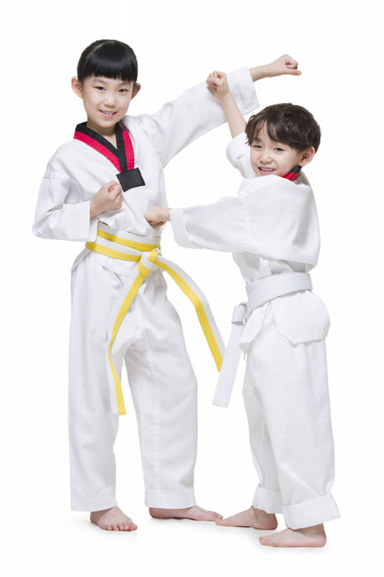 果汁,东方人,儿童,两个人,兄弟,姐妹,站,笑,微笑,露齿笑,竖图,留白,抠图,白色背景,正面,制服,锻炼,快乐,友谊,幸福,纯洁,运动,信心,竞争,跆拳道,武术,北京,中国,亚洲,对抗,调味,香料,佐料,酒类,饮品,玩,注视,光脚,酒,饮料,小孩,观察,看,站着,休闲,健康,赤脚,活力,可爱,亲密,童年,童趣,摄影,生长,生活方式,观看,配料,察看,享乐,练习,关注,可口,打斗,爱好,武打,童真,东亚,烂漫,无邪,武功,陪同,敌对,作料,潘趣酒,适口,陪伴,无忧无虑,体育,天真,男孩,男人,男性,女孩,亚洲人,中国人,孩子,拳头,休闲活动,站立,张开手臂,彩图,全身,影棚拍摄,健身,欢乐,武学,男生,伴随,bj175