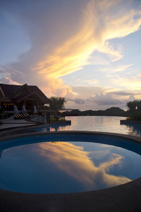 无人,体育馆,游泳池,宾馆,竖图,室外,白天,旅游,度假,奢侈,美景,日落,水,别墅,酒店,菲律宾,亚洲,节日,反射,景观,水池,水面,水平线,晚霞,霞光,云,落日,豪华,娱乐,泳池,风景,天空,自然,黄昏,地标建筑,享受,休闲,景色,彩霞,放松,摄影,酒家,宁静,华丽,旅社,游泳馆,热带气候,自然风光,华贵,富丽,华美,夕照,薄暮,长滩岛,夕阳,彩图,旅行,傍晚,客店,客栈,旅店,旅馆,商旅,斜阳,华侈,奢华,bj175