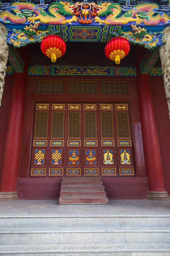 无人,寺庙,宫殿,竖图,室外,白天,旅游,度假,美景,名胜古迹,门,标志建筑,地标,建筑,照明,中国,亚洲,花纹,对称,艺术,装饰,鲜艳,龙,灯笼,雕刻,图案,纸灯笼,大门,景观,建筑群,门口,古典,宏伟,历史,娱乐,建设,传统,台阶,古代,红色,风景,自然,灯具,享受,休闲,旅游胜地,景色,放松,摄影,宗教,佛教,照亮,照明设备,旧的,中国文化,自然风光,古典风格,东亚,远古,东亚文化,甘肃省,丝绸之路,武威,古代文明,灵性,彩图,旅行,礼拜堂,传统文化,建筑结构,罗什寺,bj175