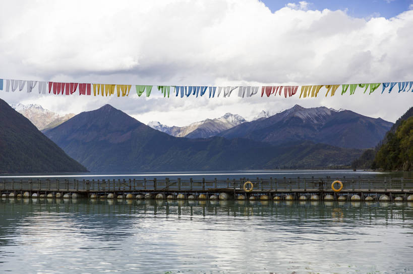 无人,栏杆,横图,彩色,室外,白天,留白,旅游,度假,湖,美景,山,山脉,水,旗帜,中国,亚洲,吊挂,悬挂,曲折,木板,地形,景观,山顶,山坡,水面,云,桥,木桥,山谷,云层,挂,娱乐,干净,西藏,经幡,栈桥,风景,天空,自然,享受,休闲,景色,放松,摄影,宗教,人行桥,木板桥,五颜六色,宁静,环境,色彩斑斓,清新,自然风光,五彩缤纷,自然现象,东亚,西藏自治区,地貌,青藏高原,五彩斑斓,坎坷,崎岖,地质学,五光十色,自然地理,彩图,旅行,错高湖,广角,bj175