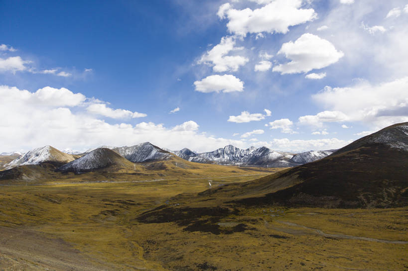 无人,横图,室外,白天,留白,旅游,度假,草地,草原,美景,山,山脉,雪,雪山,中国,亚洲,曲折,地形,景观,陆地,山顶,山坡,云,山谷,云层,娱乐,西藏,草,蓝色,风景,天空,自然,享受,休闲,景色,放松,摄影,宁静,环境,自然风光,自然现象,东亚,西藏自治区,地貌,青藏高原,坎坷,崎岖,地质学,自然地理,彩图,旅行,唐古拉山,广角,bj175