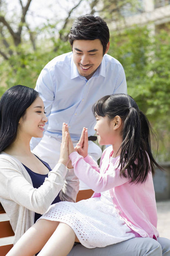 东方人,儿童,成年人,三个人,家庭,丈夫,妻子,父母,母亲,父亲,女儿,公园,站,笑,微笑,露齿笑,竖图,室外,白天,侧面,衬衫,游戏,快乐,幸福,植物,城市,北京,中国,亚洲,连接,弯腰,长椅,玩,休闲装,树,小孩,绿色,社区,手势,站着,休闲,温暖,温馨,一家人,面对面,放松,乐趣,亲密,童年,摄影,生长,生活方式,和睦,享乐,关爱,亲情,东亚,陪同,陪伴,无忧无虑,男孩,男人,男性,年轻男性,年轻女性,女孩,女人,女性,亚洲人,中国人,孩子,年轻人,情侣,休闲活动,站立,坐着,彩图,爱,欢乐,融洽,男生,居住区,打手势,开领,拍手游戏,伴随,bj175