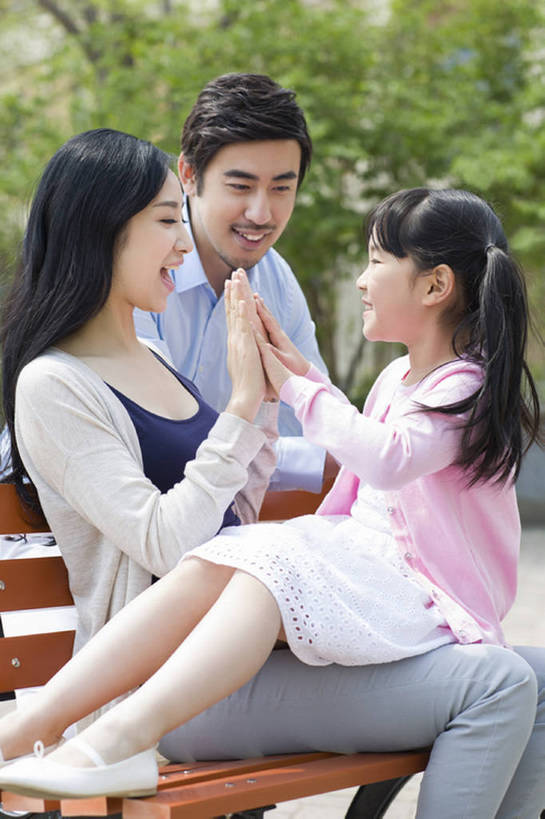 东方人,儿童,成年人,三个人,家庭,丈夫,妻子,父母,母亲,父亲,女儿,公园,站,笑,微笑,露齿笑,竖图,室外,白天,侧面,衬衫,游戏,快乐,幸福,植物,城市,北京,中国,亚洲,连接,长椅,玩,休闲装,树,小孩,绿色,社区,手势,站着,张嘴,休闲,温暖,温馨,一家人,面对面,放松,乐趣,亲密,童年,摄影,生长,生活方式,和睦,享乐,关爱,亲情,张大嘴巴,东亚,陪同,陪伴,无忧无虑,男孩,男人,男性,年轻男性,年轻女性,女孩,女人,女性,亚洲人,中国人,孩子,年轻人,情侣,张开嘴,休闲活动,站立,坐着,彩图,爱,欢乐,融洽,男生,居住区,打手势,开领,拍手游戏,伴随,bj175