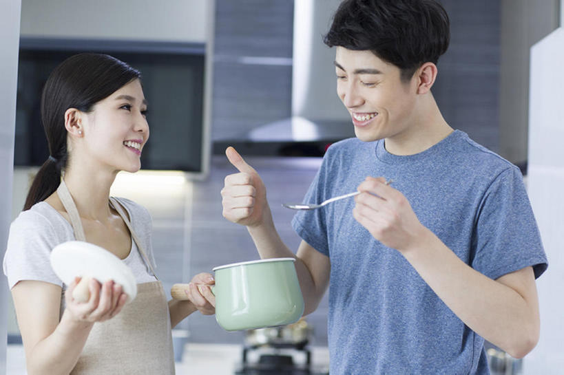 东方人,成年人,两个人,家庭,丈夫,妻子,家庭主妇,家,笑,微笑,露齿笑,横图,室内,白天,正面,爱情,家务,快乐,满意,幸福,智慧,厨房,北京,中国,亚洲,握,准备,突出,炖锅,围裙,房屋,公寓,汤,美味,食品,饮品,浪漫,T恤,休闲装,称赞,表扬,饮食,食物,饮料,汤匙,手势,站着,做,休闲,温暖,温馨,一家人,恩爱,亲密,竖,握着,恋人,摄影,生活方式,翘,高,和睦,享乐,夸奖,优秀,关爱,可口,房地产,家居服,东亚,陪同,好,妙,顺利,出色,超群,杰出,卓越,奇妙,适口,陪伴,聪明,男人,男性,年轻男性,年轻女性,女人,女性,亚洲人,中国人,年轻人,大拇指,情侣,烹调用具,烹调,半身,彩图,欢乐,伴侣,融洽,打手势,尝,伴随,bj175