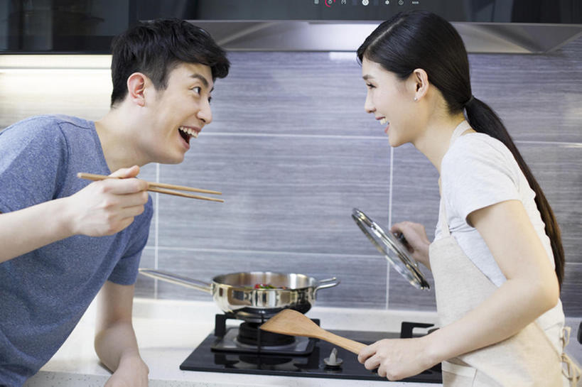 东方人,成年人,两个人,家庭,丈夫,妻子,家庭主妇,家,笑,微笑,露齿笑,横图,室内,白天,侧面,爱情,家务,烹饪,中餐,快乐,幸福,厨房,筷子,辣椒,蔬菜,北京,中国,亚洲,握,准备,新鲜,围裙,房屋,灶台,公寓,青椒,炒菜,肉,料理,美味,食品,饮品,浪漫,T恤,勺,休闲装,猪肉,小炒肉,菜肴,美食,肉类,饮食,食物,饮料,站着,张嘴,做,休闲,温暖,温馨,一家人,面对面,中式,恩爱,亲密,握着,恋人,摄影,佳肴,有机食品,绿色食品,生活方式,中华料理,和睦,享乐,可口,房地产,五花肉,川菜,家居服,张大嘴巴,肉食,抽油烟机,东亚,健康食物,陪同,辣角,红海椒,大椒,辣虎,广椒,豚肉,菜椒,适口,陪伴,四川菜,肋条肉,三层肉,男人,男性,年轻男性,年轻女性,女人,女性,亚洲人,中国人,年轻人,情侣,烹调用具,张开嘴,甜椒,柿子椒,辣子,红辣椒,海椒,番椒,灯笼椒,烹调,说话,半身,彩图,欢乐,伴侣,融洽,尝,伴随,bj175