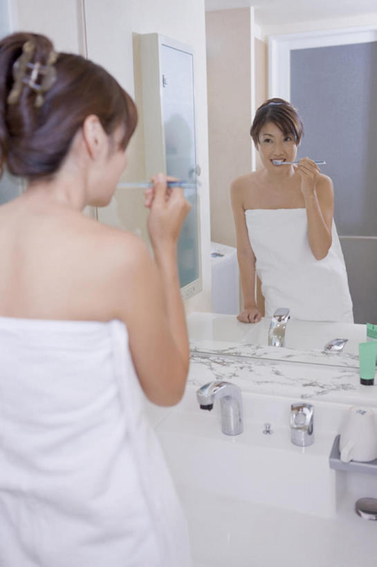 东方人,成年人,一个人,站,室内,镜子,浴室,仅一个年轻女性,仅一个女性,仅一个人,刷,毛巾,健康,早晨,口腔卫生,年轻女性,女人,女性,亚洲人,年轻人,半身,bj175