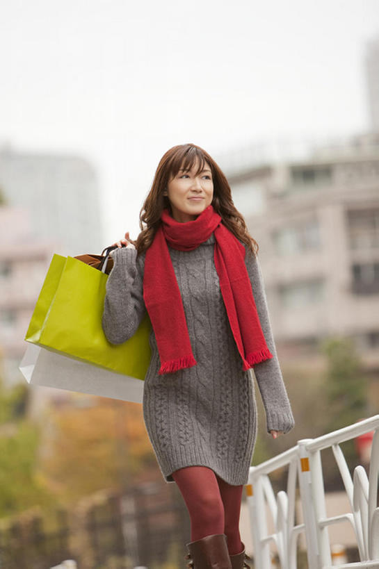 东方人,成年人,一个人,微笑,室外,白天,购物,消费,城市,仅一个年轻女性,仅一个女性,仅一个人,购物袋,围巾,休闲,金融,生活方式,享乐,购买,运送,选购,贸易,血拼,年轻女性,女人,女性,亚洲人,年轻人,长发,秋天,休闲活动,步行,bj175