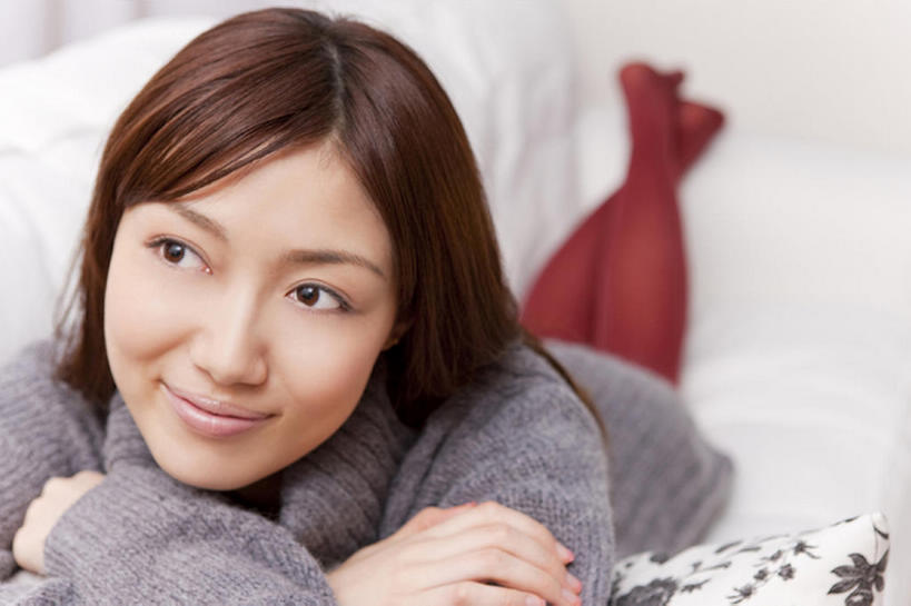 东方人,成年人,一个人,微笑,室内,沙发,仅一个年轻女性,仅一个女性,仅一个人,休闲装,趴着,放松,年轻女性,女人,女性,亚洲人,年轻人,长发,全身,bj175