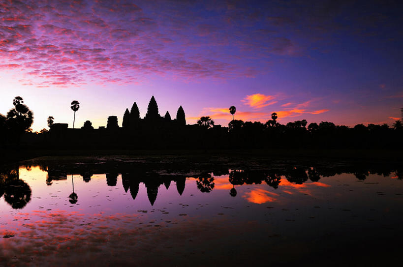 无人,横图,室外,白天,留白,旅游,度假,日出,湖,名胜古迹,日落,水,标志建筑,地标,建筑,棕榈树,遗迹,反射,古迹,文物,娱乐,建设,古建筑,蓝色,紫色,天空,自然,黄昏,享受,休闲,橙色,旅游胜地,放松,摄影,佛教,宁静,剪影,古文明,远古,吴哥寺,古代文明,彩图,林区,柬埔寨文化,bj175