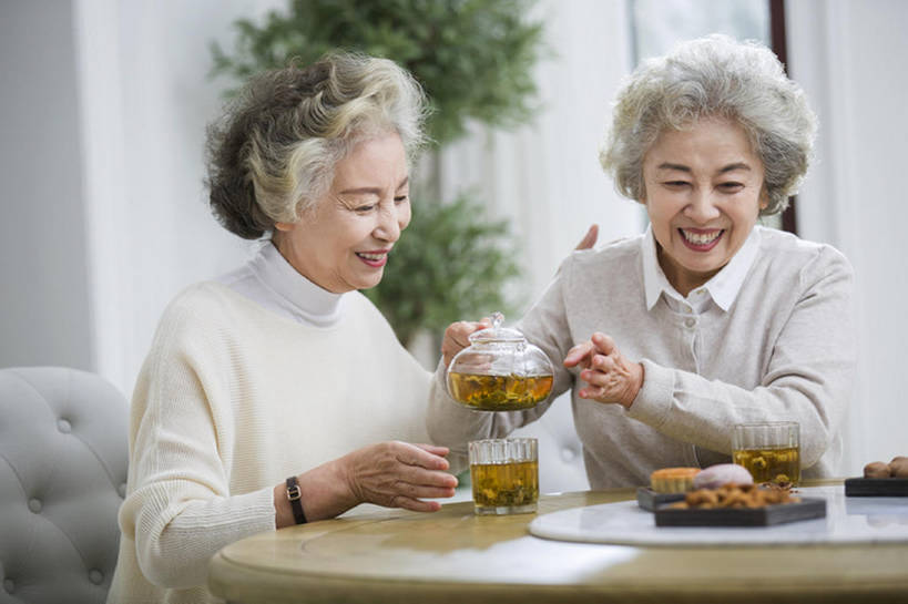东方人,成年人,老年人,头发,两个人,家,笑,微笑,露齿笑,横图,室内,白天,正面,下午茶,快乐,友谊,幸福,茶,桌子,北京,中国,亚洲,倒,喝,握,食品,饮品,年轻,休闲装,饮食,食物,饮料,白色,茶壶,社区,休闲,健康,放松,亲密,握着,摄影,生活方式,退休,起居室,享乐,可口,东亚,热饮,陪同,疗养院,适口,陪伴,老年女性,女人,女性,亚洲人,中国人,茶杯,休闲活动,说话,坐着,半身,彩图,欢乐,和蔼,人老心不老,伴随