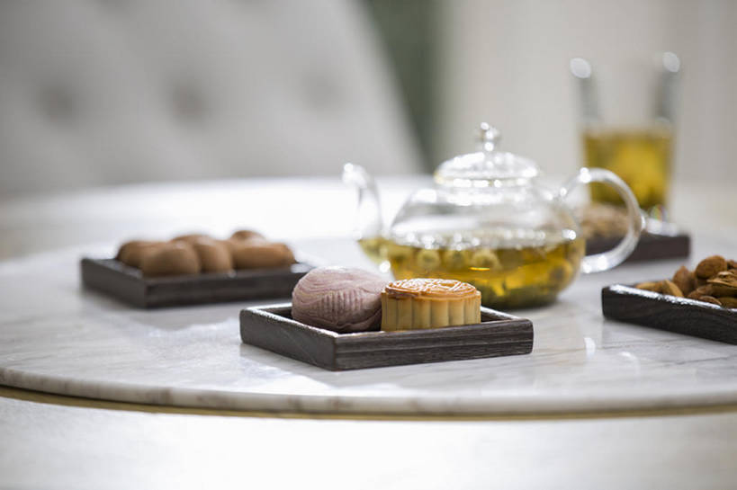 点心,月饼,无人,横图,下午茶,茶,桌子,静物,杯子,北京,中国,中秋节,亚洲,美味,食品,坚果,饮品,餐盘,小吃,饮食,食物,饮料,茶壶,甜食,健康,摄影,中国茶,可口,菊花茶,东亚,热饮,适口,玻璃杯,茶杯,彩图