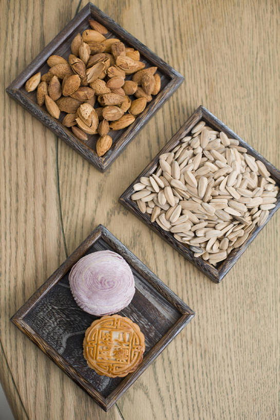 点心,月饼,无人,竖图,俯视,烘焙,静物,北京,中国,中秋节,亚洲,节日,美味,食品,坚果,饮品,餐盘,传统,小吃,饮食,食物,饮料,甜食,摄影,可口,中国文化,东亚,酥皮糕点,东亚文化,葵花籽,适口,葵花子,彩图,影棚拍摄,传统文化,传统节日