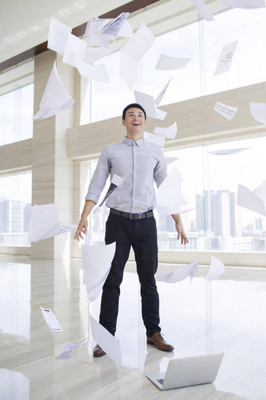 东方人,成年人,一个人,商务人士,商务男性,办公室,笑,微笑,露齿笑,竖图,室内,白天,正面,衬衫,商务,快乐,满意,兴奋,自由,幸福,成功,信心,计划,笔记本电脑,技术,窗户,城市,建筑,北京,中国,亚洲,仅一个男性,仅一个人,敲打,套装,欢呼,庆祝,工作,文件,纸,半空,输入,大厅,刺激,仅一个年轻男性,打字,向上看,站着,职业,办公大楼,规划,活力,摄影,点击,敲击,享乐,效率,企业,公司,成就,商务装,工薪阶层,创新,东亚,完成,无线电技术,解决,解放,无忧无虑,按键,计算机,男人,男性,年轻男性,亚洲人,中国人,年轻人,白领,上班族,扔,彩图,全身,衬衣,欢乐,办公室职员,好消息