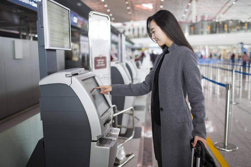 东方人,成年人,一个人,商务人士,商务女性,机场,微笑,横图,室内,白天,侧面,商务,快乐,幸福,成功,城市,飞机,建筑,手提箱,北京,中国,亚洲,仅一个年轻女性,仅一个女性,仅一个人,乘客,握,拉杆箱,旅行箱,交通,航空,大厅,外套,行李,行李箱,箱子,交通工具,看,站着,职业,握着,运输,摄影,生活方式,出差,便利,公共设施,客机,享乐,购买,载具,候机室,自动化,东亚,售票机,年轻女性,女人,女性,亚洲人,中国人,年轻人,白领,外衣,触摸,彩图,旅行,欢乐,票,办公室职员,机票,商务旅行,商务机