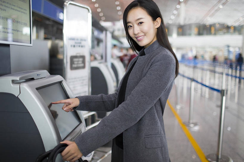 东方人,成年人,一个人,商务人士,商务女性,机场,笑,微笑,露齿笑,横图,室内,白天,侧面,商务,快乐,幸福,成功,城市,飞机,建筑,北京,中国,亚洲,仅一个年轻女性,仅一个女性,仅一个人,乘客,交通,注视,航空,大厅,外套,交通工具,观察,看,站着,职业,运输,摄影,生活方式,观看,察看,便利,公共设施,客机,享乐,购买,关注,载具,候机室,自动化,东亚,售票机,年轻女性,女人,女性,亚洲人,中国人,年轻人,白领,外衣,触摸,半身,彩图,旅行,欢乐,票,办公室职员,机票,商务旅行,商务机