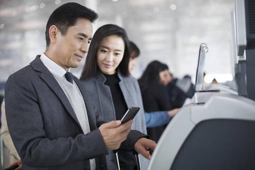 东方人,成年人,中年人,老年人,两个人,同事,商务人士,商务男性,商务女性,机场,微笑,横图,室内,白天,正面,衬衫,商务,快乐,幸福,成功,合作,团队,集体,信心,技术,城市,建筑,手机,北京,中国,亚洲,乘客,握,套装,正装,领带,交通,大厅,外套,队伍,看,站着,职业,亲密,握着,运输,摄影,生活方式,便利,公共设施,领导,享乐,经理,成就,购买,候机室,商务装,合伙,领袖,工薪阶层,智能手机,自动化,东亚,陪同,售票机,无线电技术,陪伴,老年男性,男人,男性,年轻女性,女人,女性,亚洲人,中国人,年轻人,白领,上班族,外衣,半身,彩图,衬衣,旅行,欢乐,办公室职员,机票,商务旅行,伴随