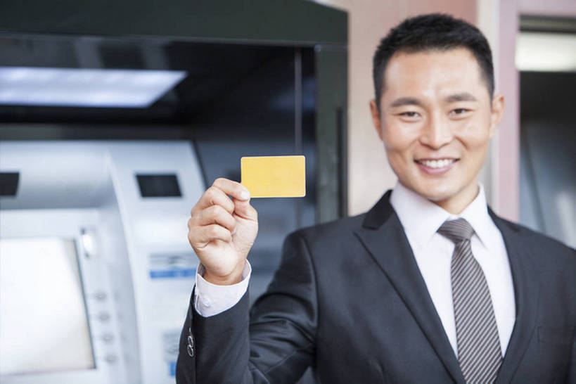 东方人,成年人,中年人,一个人,商务人士,商务男性,笑,微笑,露齿笑,横图,室外,特写,白天,正面,衬衫,商务,快乐,幸福,信心,信用卡,北京,中国,亚洲,仅一个男性,仅一个人,仅一个中年男性,套装,正装,领带,拿着,注视,观察,看,职业,金融,理财,摄影,经济,观看,察看,便利,象征,庄重,经理,关注,金卡,出示,商务装,身份,流通,贸易,工薪阶层,自动化,东亚,正式,地位,自动取款机,男人,男性,中年男性,亚洲人,中国人,白领,上班族,半身,彩图,衬衣,欢乐,办公室职员,bj175