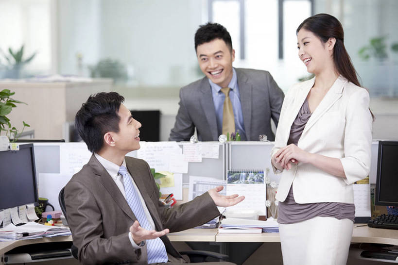 东方人,成年人,中年人,三个人,同事,商务人士,商务男性,商务女性,办公室,站,坐,笑,说,微笑,露齿笑,横图,室内,白天,侧面,衬衫,商务,讨论,快乐,幸福,成功,合作,团队,集体,信心,技术,北京,中国,亚洲,套装,正装,开会,会议,领带,现代,队伍,手势,职业,面对面,办公大楼,摄影,生活方式,技巧,领导,享乐,企业,公司,成就,手艺,商务装,合伙,领袖,工薪阶层,东亚,技能,技艺,交流,男人,男性,年轻男性,年轻女性,女人,女性,中年男性,亚洲人,中国人,年轻人,白领,上班族,沟通,讲话,交谈,商讨,说话,谈话,彩图,衬衣,欢乐,妙技,办公室职员,打手势,本领,商务会议,挨着,bj175
