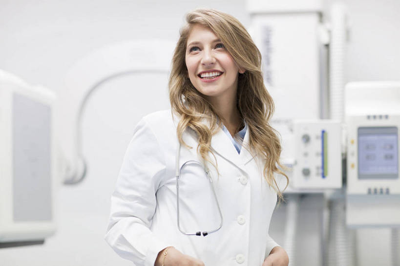 西方人,成年人,中年人,一个人,医生,办公室,医院,笑,微笑,露齿笑,横图,x光片,室内,正面,工作服,制服,快乐,幸福,热情,成功,信心,机器,技术,北京,欧洲,中国,欧洲人,亚洲,仅一个女性,仅一个人,正装,检查,工作,辐射,科学,医学,器材,放射,设备,现代,白色,医疗用品,站着,仅一个中年女性,医护人员,医疗人员,职业,机械,力量,服务,摄影,技巧,希望,支撑,权威,体检,检测,医疗,医疗设备,卫生,科学技术,x射线,享乐,成就,努力,肖像,手艺,医疗器械,x光,医疗工具,拜访,东亚,实验服,控制面板,CAT扫描仪,可靠,工作制服,无线电技术,责任,无线电波,贡献,检测器,技能,技艺,检测工具,信任,女人,女性,中年女性,白种人,大夫,两手抄兜,半身,彩图,工作套服,欢乐,计算机X射线轴向分层造影扫描仪,计算机轴向断层扫描,妙技,x射线衍射,x射线衍射仪,射线检测器,电磁波,电磁辐射,本领,放射疗法,体格检查,bj175