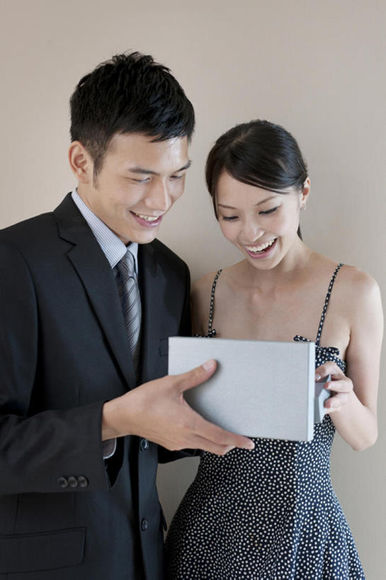 东方人,两个人,夫妻,家,笑,微笑,露齿笑,竖图,室内,白天,正面,爱情,快乐,幸福,礼物,珠宝,台湾,中国,亚洲,套装,庆祝,珍珠,公寓,领带,浪漫,拿着,首饰盒,盒子,恩爱,恋人,摄影,生活方式,生日礼物,东亚,陪同,台北,陪伴,异性恋,男人,男性,年轻男性,年轻女性,女人,女性,亚洲人,中国人,年轻人,夫妇,情侣,半身,彩图,爱,深情,给予,伴侣,伴随,bj175