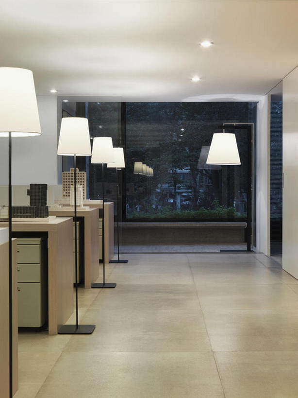 无人,办公室,竖图,室内,夜晚,商务,奢侈,时尚,重复,窗户,家具,装修,建筑,台湾,中国,亚洲,一排,整齐,光,地面,豪华,干净,现代,书桌,布置,灯,排列,灯具,落地灯,隔断,办公大楼,摄影,生活方式,华丽,明亮,照亮,高雅,住房,风格,昏暗,照明设备,队列,华贵,房地产,豪宅,东亚,台北,富丽,华美,式样,设计,彩图,当代,泛光灯,华侈,奢华,bj175