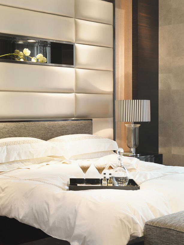 无人,家,竖图,室内,奢侈,时尚,别墅,床,家具,卧室,装修,建筑,酒店,上海,中国,亚洲,一排,整齐,房屋,屋子,光,公寓,角落,酒类,豪华,干净,床上用品,现代,布置,洋房,楼房,住宅,灯,酒,饮料,排列,白色,装饰物,床头柜,枕头,休息,服务,财富,摄影,建造,生活方式,华丽,样板房,照亮,高雅,住房,风格,羽绒被,队列,华贵,房地产,豪宅,东亚,富丽,华美,式样,设计,彩图,房子,当代,泛光灯,华侈,奢华,上层阶级,客房服务,bj175